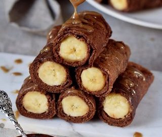 dünne vegane pfannkuchen mit schokolade und banane