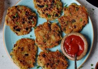 6 vegane reibekuchen auf einem türkisen teller