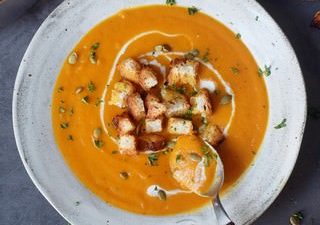 Möhrensuppe in einer grauen Schüssel