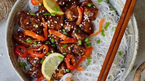 glasierter teriyaki tofu mit süß sauer soße