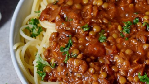 Vegane Bolognese Soße mit Linsen und Spaghetti