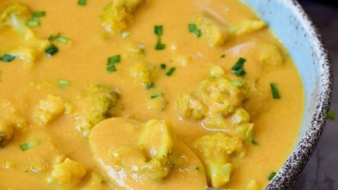 Nahaufnahme Brokkoli Käse Suppe in einer Schale mit Löffel