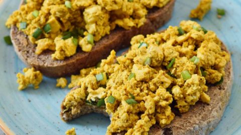 veganes rührei auf glutenfreiem brot