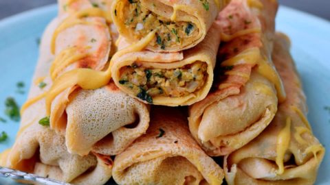 Herzhafte Crepes als Pyramide aufgebaut mit veganer Käsesauce