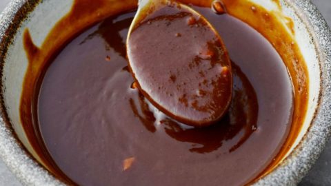 Selbstgemachte Hoisin Sauce in einer Schale mit Löffel