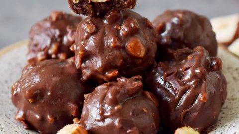 7 selbstgemachte Ferrero Rocher auf kleinem Teller