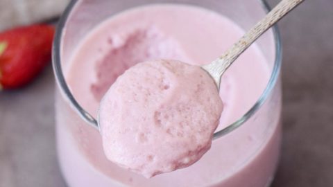 Erdbeermousse mit Löffel in einem Glas