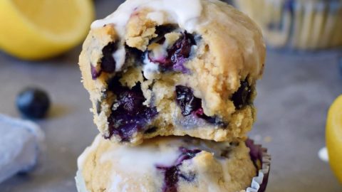 Zwei vegane Blaubeermuffins übereinander gestapelt