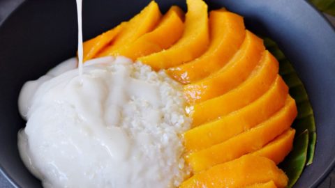 Coconut Soße wird über Mango Sticky Rice gegossen