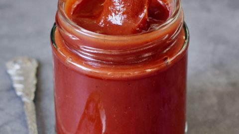Selbstgemachte BBQ Sauce in Glas mit Pinsel