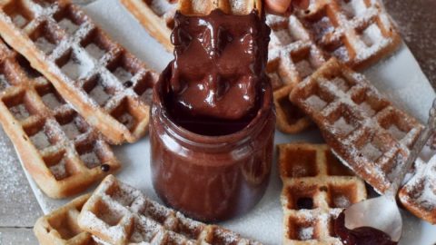 vegane Waffeln eingetaucht in Schokolade