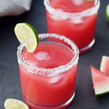 2 Gläser gefüllt mit Wassermelone Margarita Cocktail