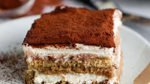 Ein Stück veganes Tiramisu auf Teller