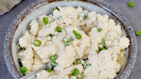 Hausgemachter Hüttenkäse in Schale mit Schnittlauch