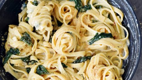 Zitronennudeln mit Spinat in schwarrzer Pfanne