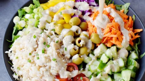 mediterraner Reissalat mit veganem Salatdressig darüber