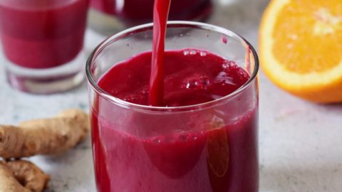 Rote Beete Saft wird ins Glas eingefüllt