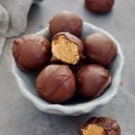 Vegane Erdnussbutter Pralinen mit Schokolade überzogen in Schale