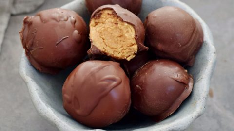 Vegane Erdnussbutter Pralinen mit Schokolade überzogen in Schale