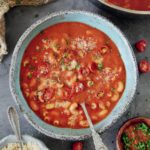 Vegane Tomatensuppe mit Nudeln in Schüssel