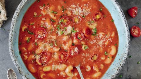 Vegane Tomatensuppe mit Nudeln in Schüssel
