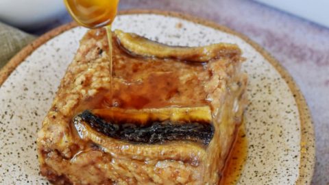 Ahornsirup wird auf ein Stück Baked Oatmeal geträufelt