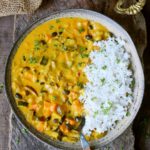 Gemüsecurry mit Reis in Schale