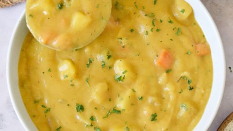 Kartoffelsuppe (vegan) in Schale mit Kelle