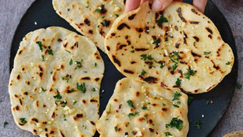 Naan Brot auf einem schwarzen Teller