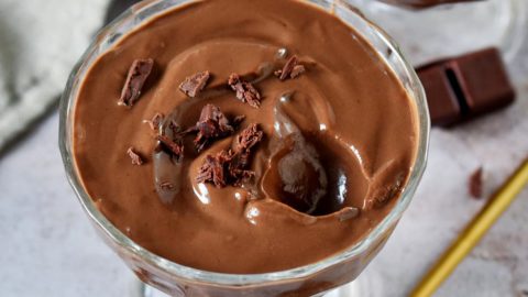 Schokopudding in Gläsern mit Löffel