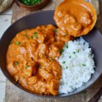 Veganes Indisches Hähnchen Curry mit Reis in Schale mit Schöpfkelle