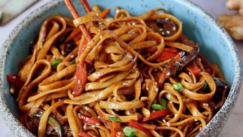 gebratene Asia Nudeln mit Gemüse in Schale mit Stäbchen