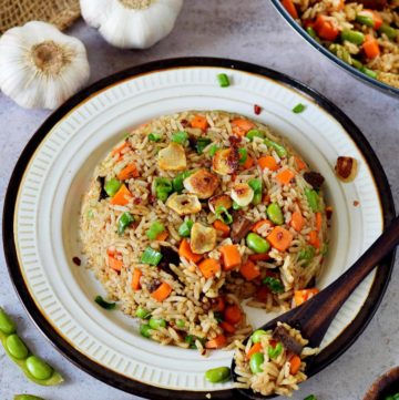 gebratener Reis mit Gemüse auf Teller