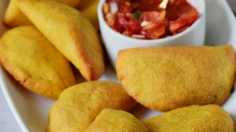 Empanadas (vegan) auf Teller mit Salsa