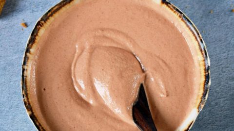 Veganer Dip (Yum Yum Sauce) in Schale mit Holzlöffel