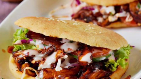 veganer Döner mit Jackfrucht-Fleisch, Gemüse und Joghurt