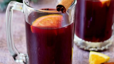 Selbstgemachter Glühwein in 2 Gläsern dekoriert mit Orangen und Zimt