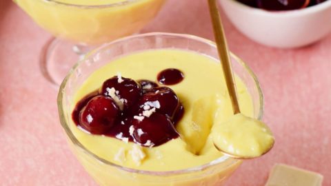 2 Gläser Vanillepudding mit Kirschkompott und Löffel