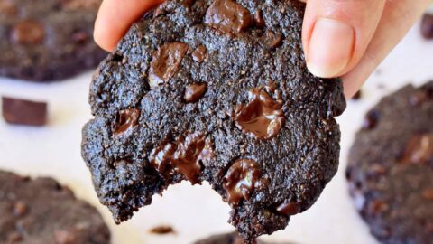 Hand hält Schokokeks mit Schokodrops