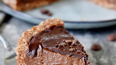 Ein Stück Schokotarte mit veganer Schokolade