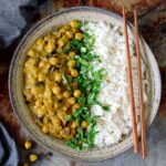 Kichererbsen Curry mit Auberginen Reis und Spinat in Schale