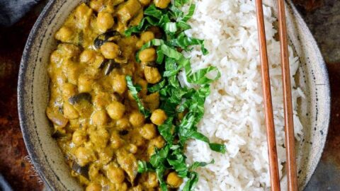 Kichererbsen Curry mit Auberginen Reis und Spinat in Schale