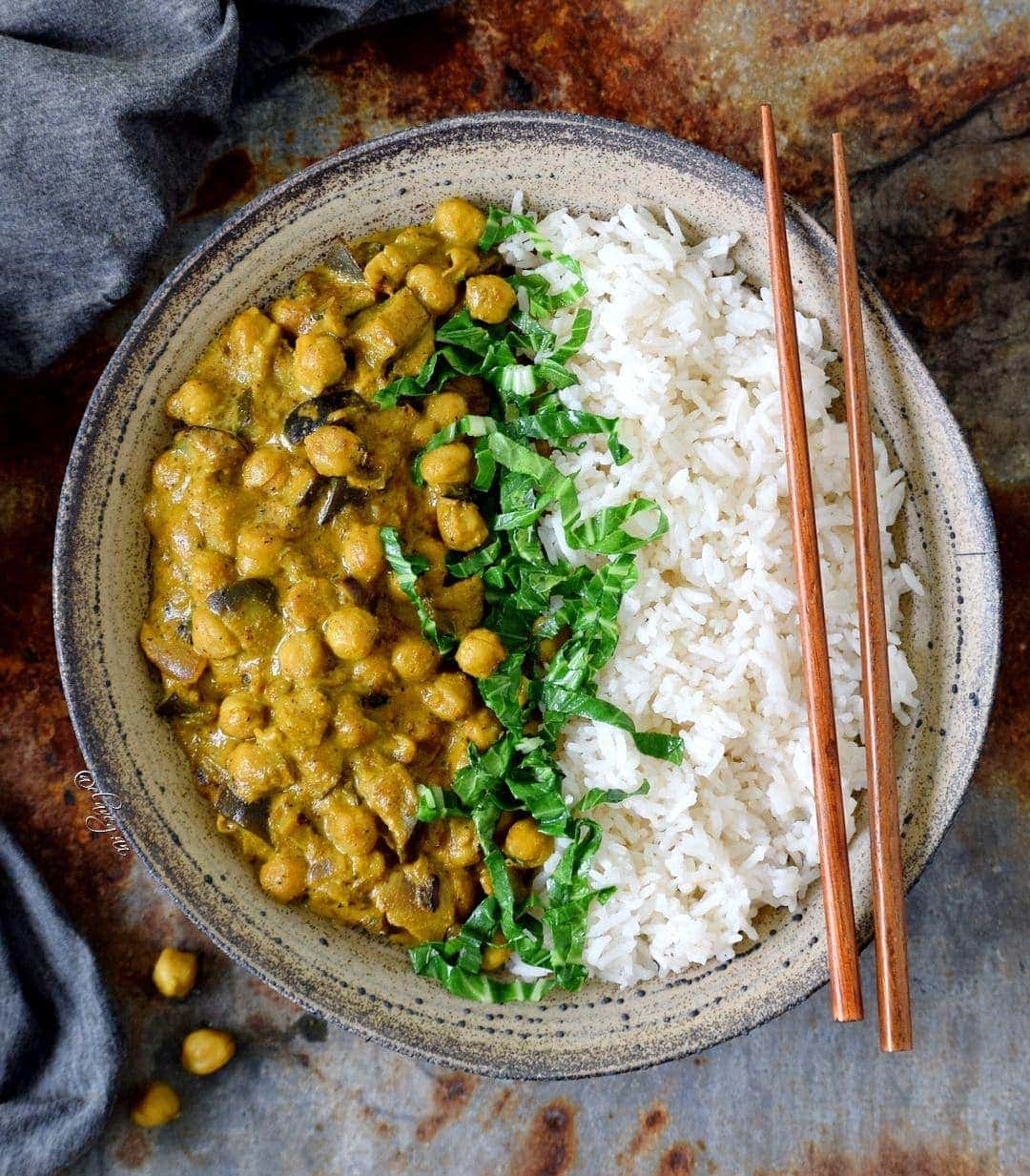 Kichererbsen Curry mit Auberginen Reis und Spinat in Schale