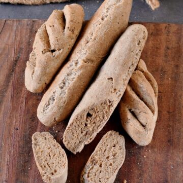 Mehrere Stangen Brot (Baguette) ohne Hefe von oben