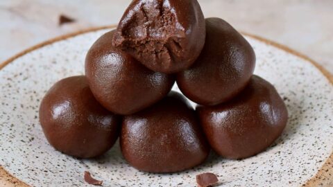 vegane Schokopralinen auf Teller