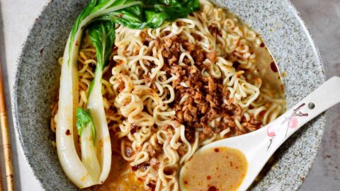 Tantanmen Ramen in Schale mit Pak Choi und Löffel