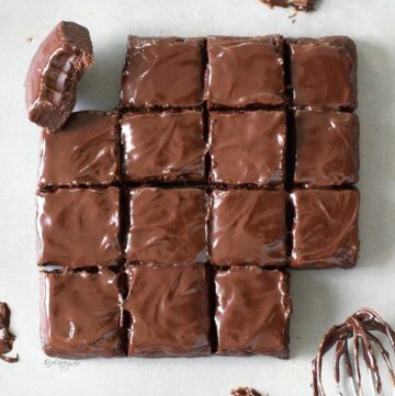 15 rechteckige Rohkost Brownies mit Schokoglasur