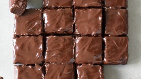 15 rechteckige Rohkost Brownies mit Schokoglasur