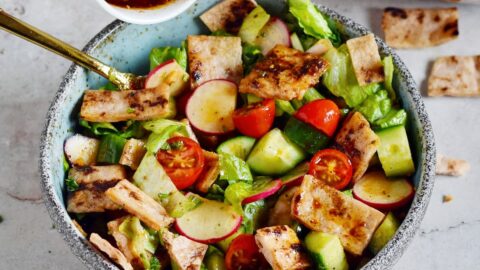 Libanesischer Fattoush Brotsalat in Schale mit Dressing