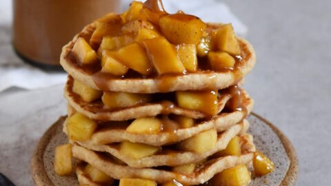 vegane Apfel Pancakes mit Karamellsauce